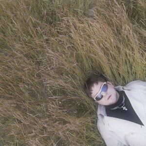 Логотип песни Думай что хочешь исполнителя слеза